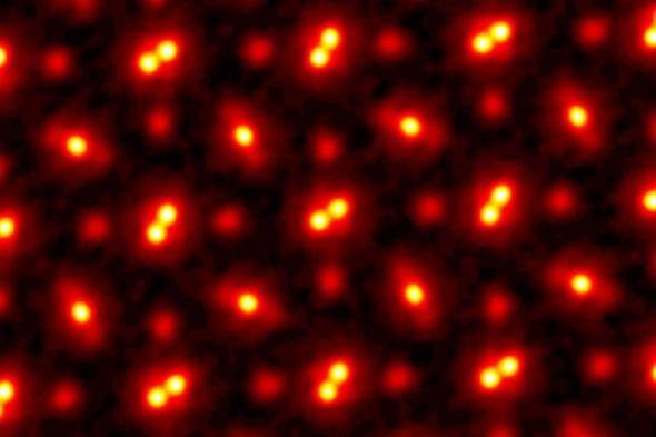 Imagem de átomos e moléculas feita com microscópio eletrônico.
