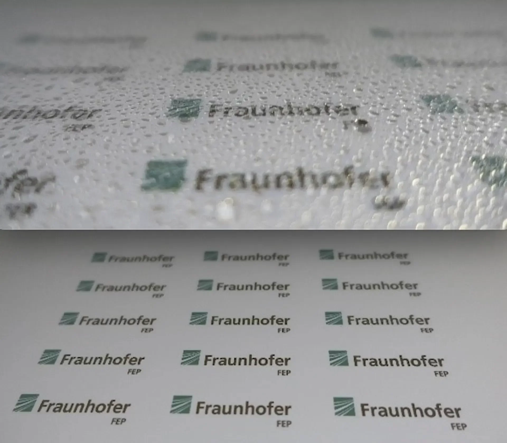 As duas fases do revestimento de vidro autolimpante: a que repele água e a que atrai. (Fonte: Fraunhofer/Divulgação.)