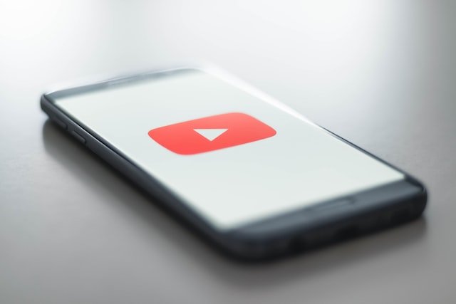 Os conteúdos monetizados do YouTube Shorts precisam ser originais. Clipes de filmes ou música e compilados de outros canais não são válidos.