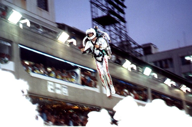 Eric Scott voando pelo sambódromo do Rio de Janeiro durante o desfile da Grande Rio em 2001