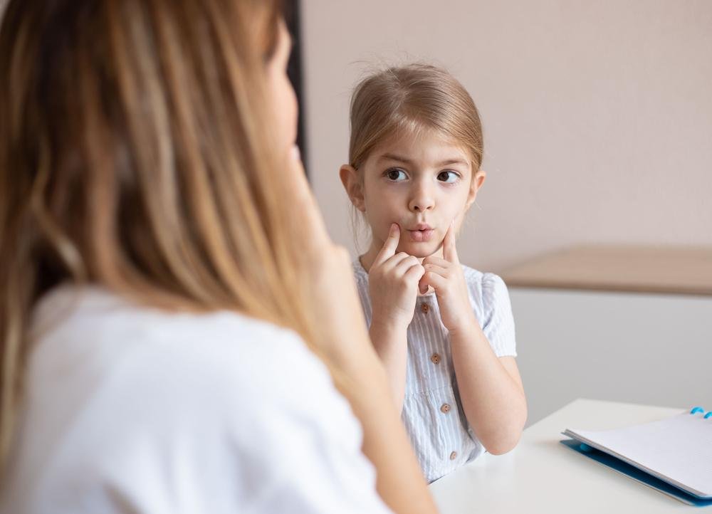 Se a criança reclamar constantemente de odores, sons, luzes e da sensação da roupa no próprio corpo, procure por um médico especialista para avaliar o caso.