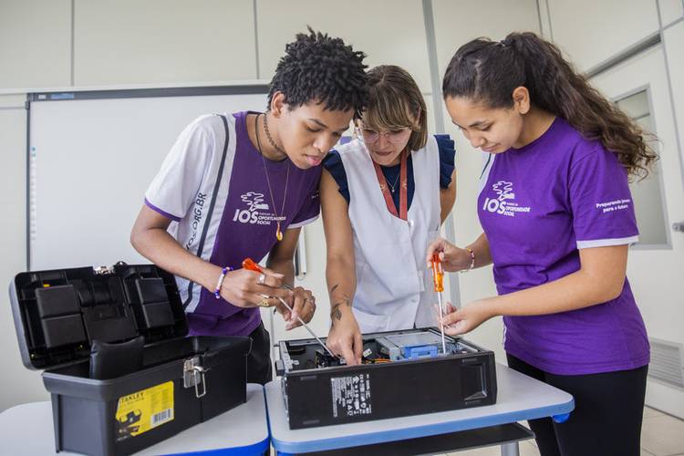 O IOS está com vagas abertas para cursos profissionalizantes nas áreas de administração e tecnologia.
