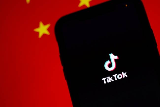 O governo chinês estaria usando o app para espionar americanos, segundo o senador.