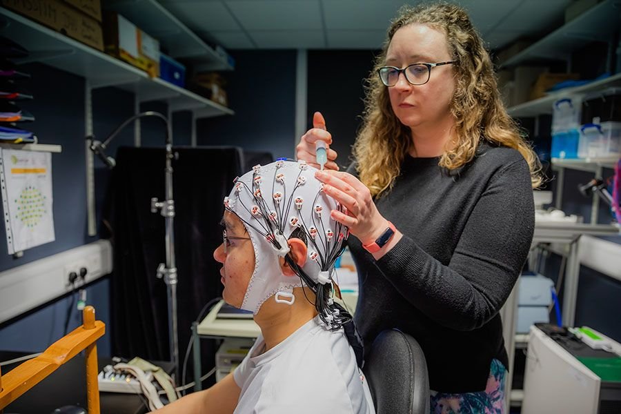 A cientista Elizabeth Michael prepara o experimento no Adaptive Brain Lab. (Fonte: Universidade de Cambridge/Divulgação.)