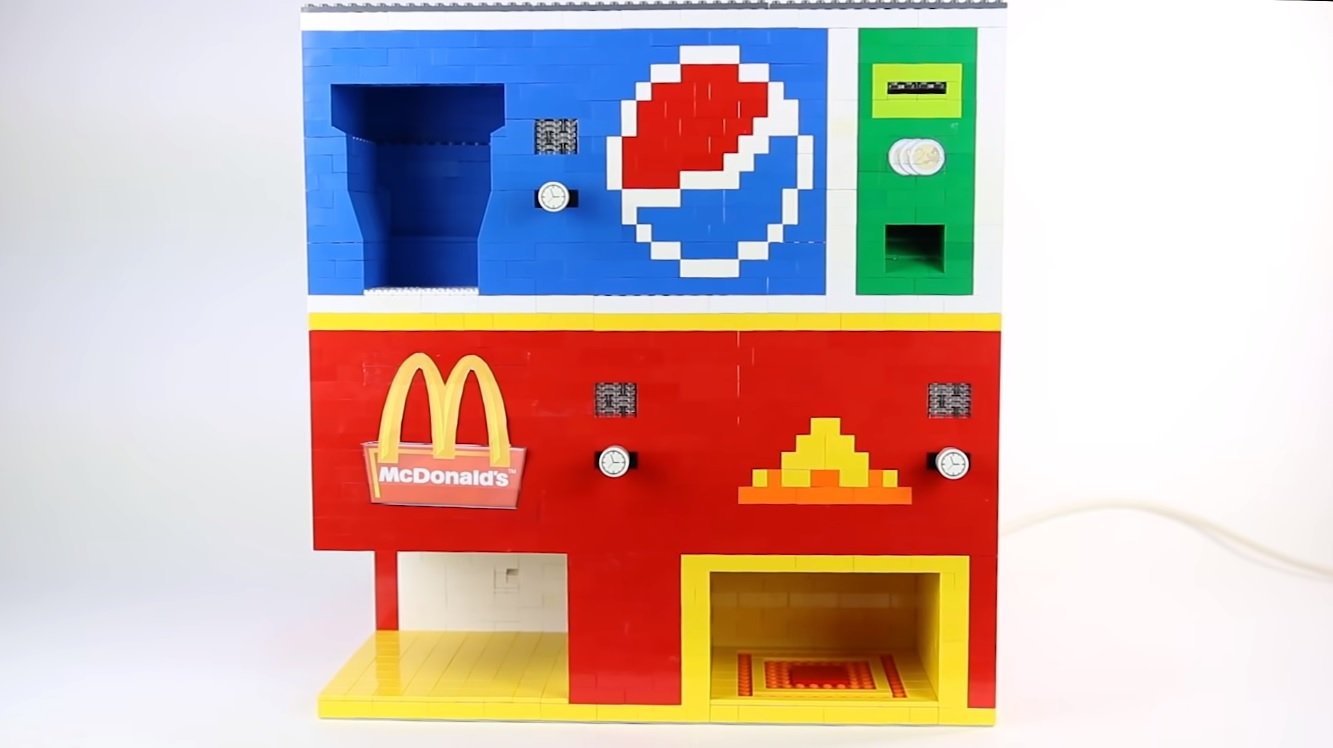 Máquina que vende Big Mac e refrigerante é toda feita com peças de LEGO
