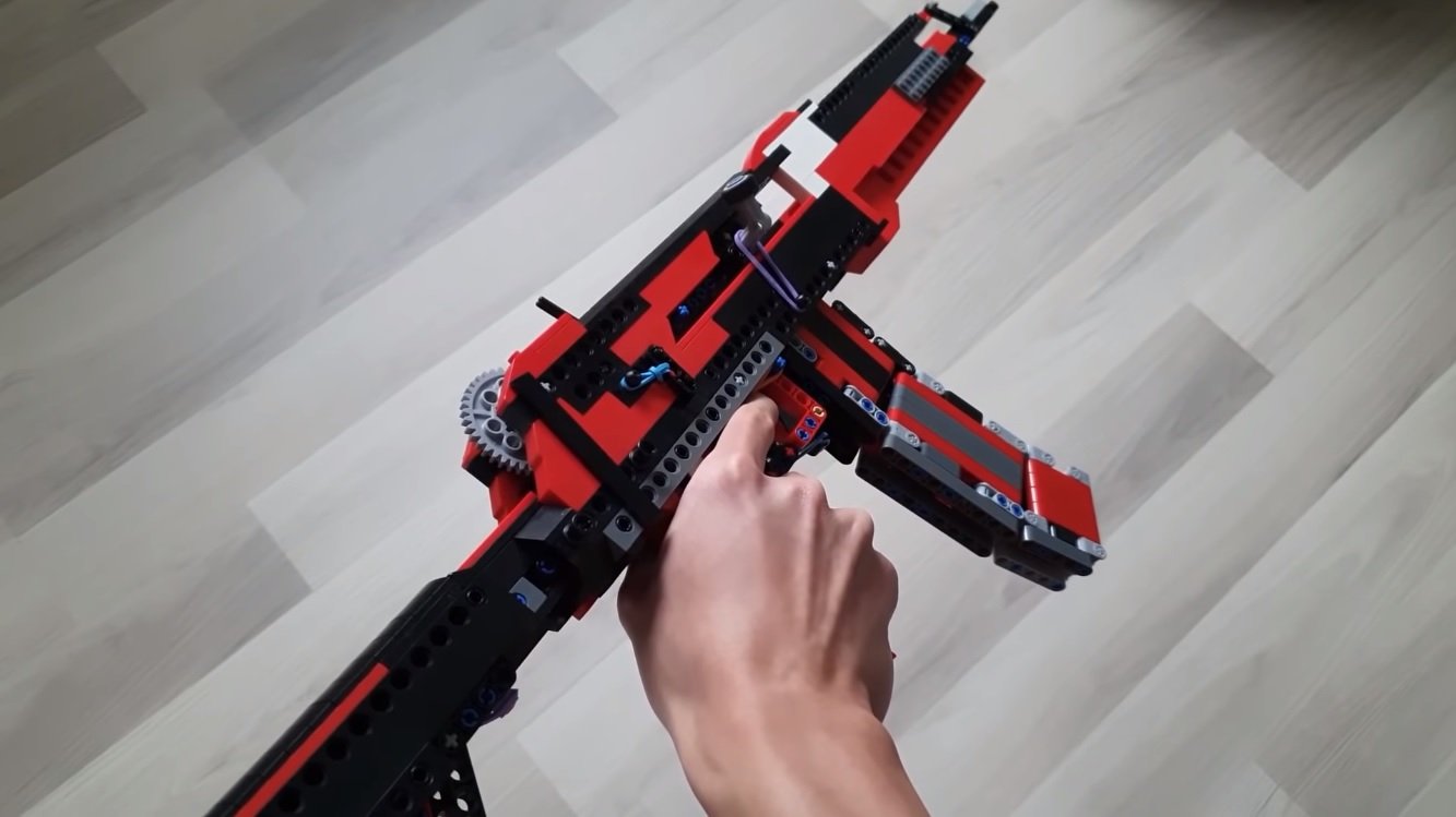 Fuzil AK 117 de Call of Duty: Mobile em versão LEGO