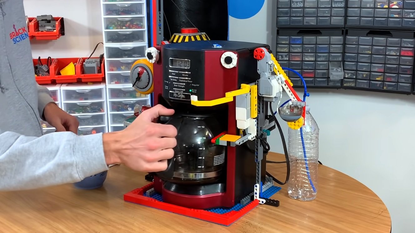 Cafeteira elétrica ganhou peças e componentes de LEGO para automatizar o preparo do café