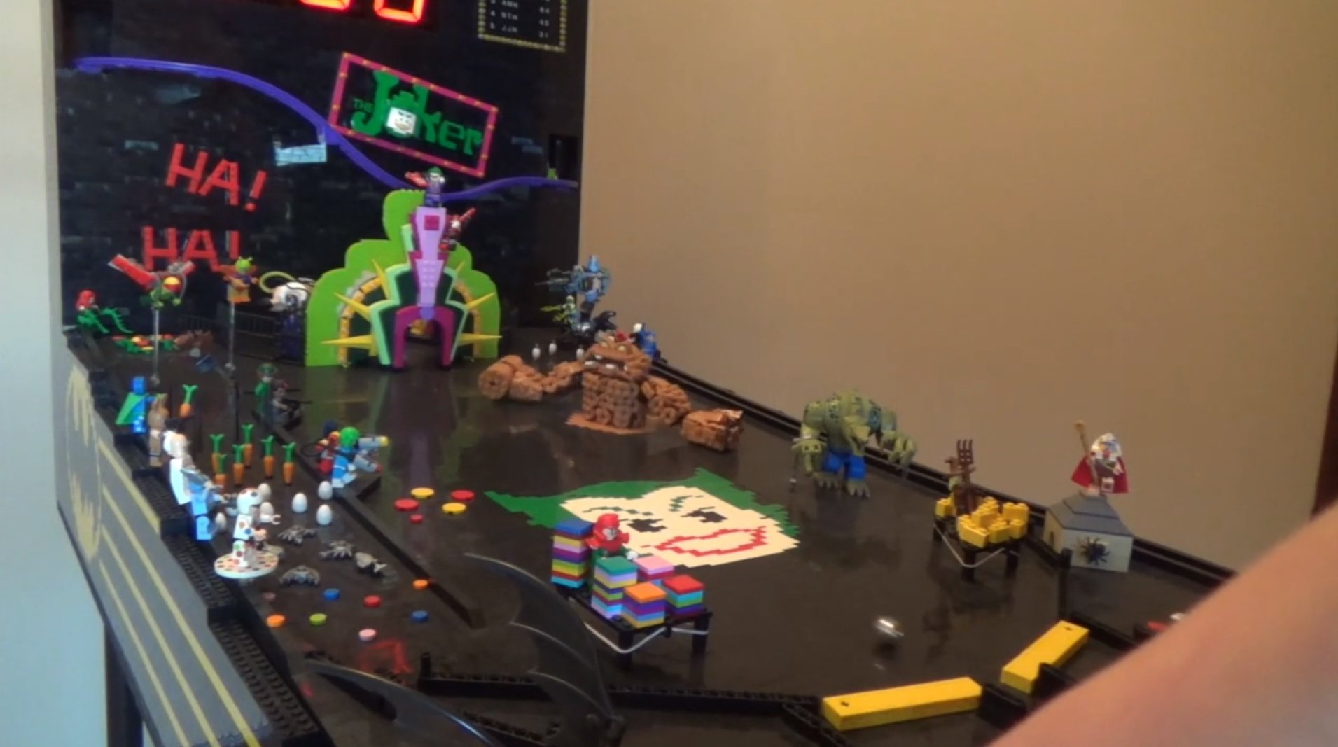 Máquina de Pinball é toda construída com peças de LEGO