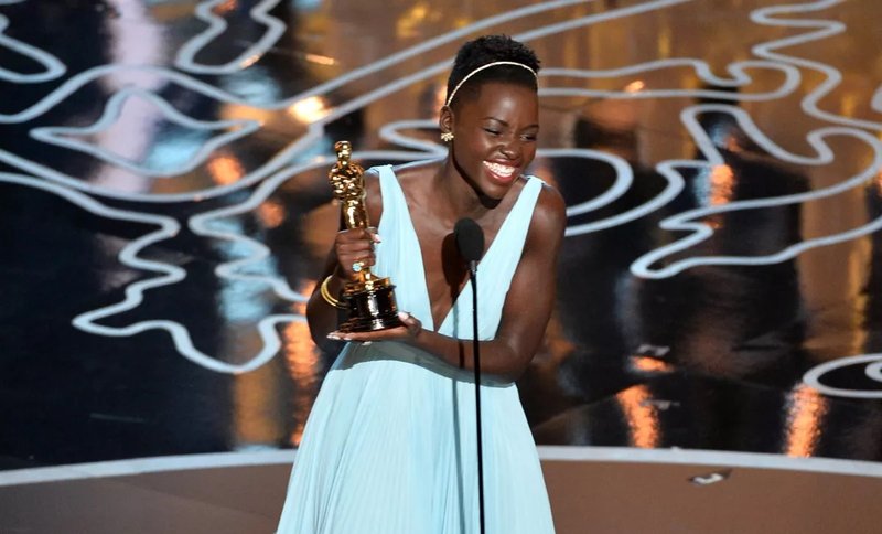 A atriz Lupita Nyong’o venceu o Oscar de Melhor Atriz Coadjuvante logo em seu primeiro trabalho no cinema