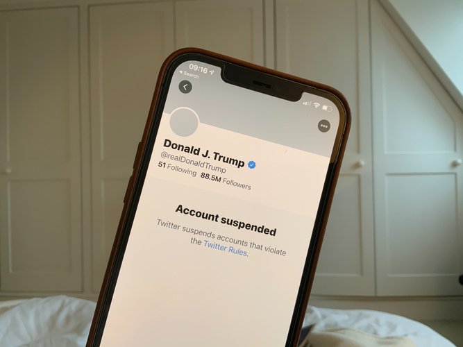 Apesar de ter conta desbloqueada, Trump ainda não voltou ao Twitter. (Fonte: Unsplash/John Cameron/Reprodução)