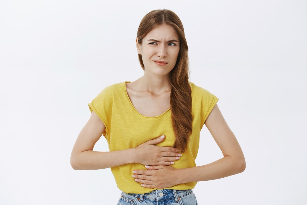Problemas no trato gastrointestinal podem influenciar diretamente a produção de hormônios, com aumento de irritabilidade e mal-estar.