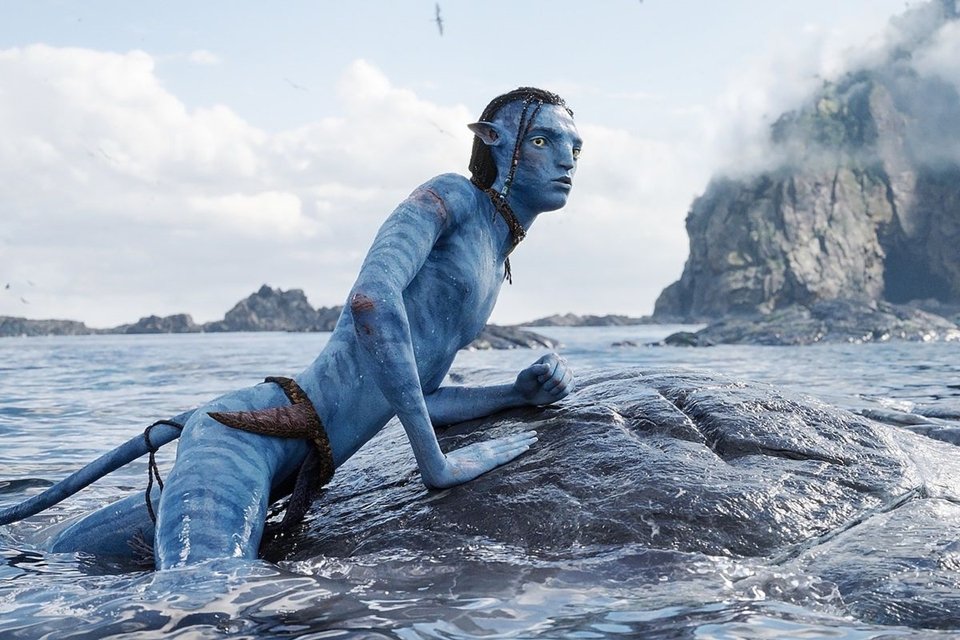 Avatar 2 se tornou um dos maiores sucessos comerciais da história do cinema, figurando no top 4 de filmes mais lucrativos.