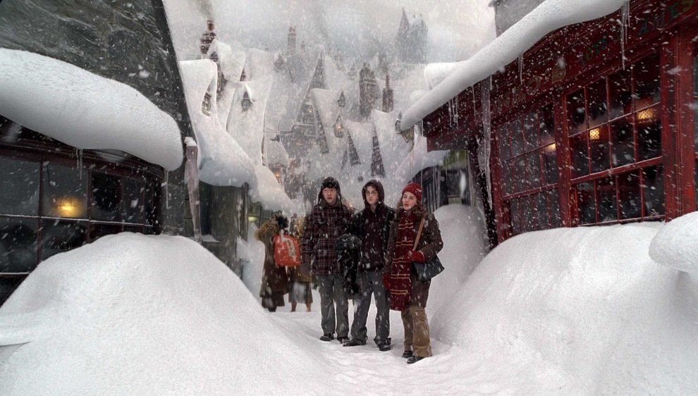 Harry, Ron e Hermione visitam Hogsmeade. (Warner Bros. Pictures/Reprodução)