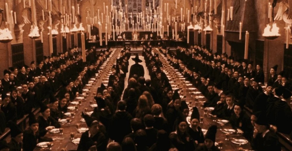Em datas comemorativas e também no início de cada semestre, os estudantes se reúnem no Grande Salão do Castelo de Hogwarts. (Warner Bros. Pictures/Reprodução)