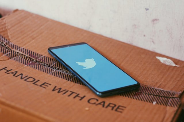 O Twitter Blue disponibiliza diferentes funcionalidades para os assinantes, além do cobiçado selo de verificado.