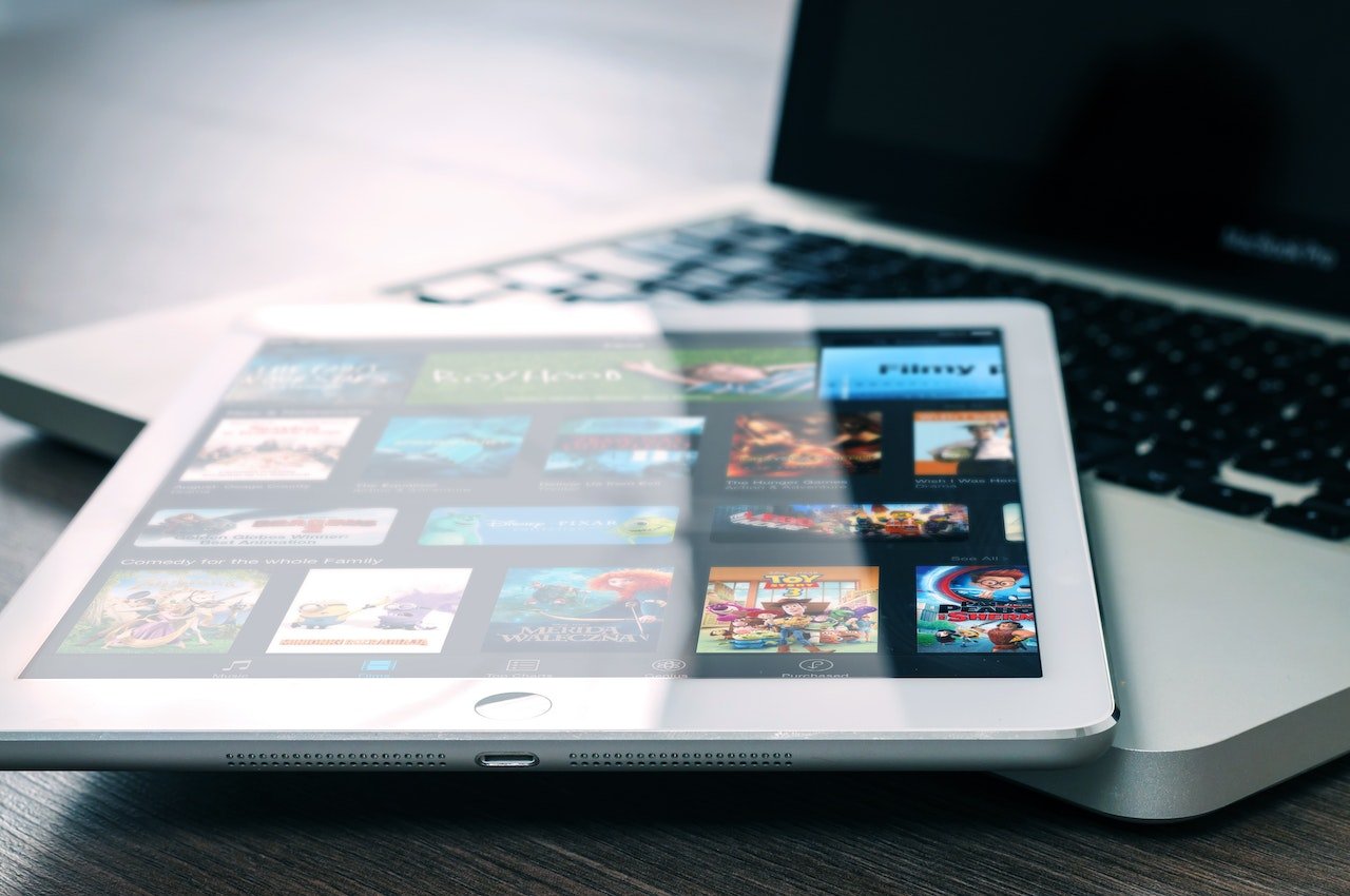 A Netflix quer que todos os dispositivos conectados estejam na mesma residência. (Fonte: Pexels/Pixabay/Reprodução)