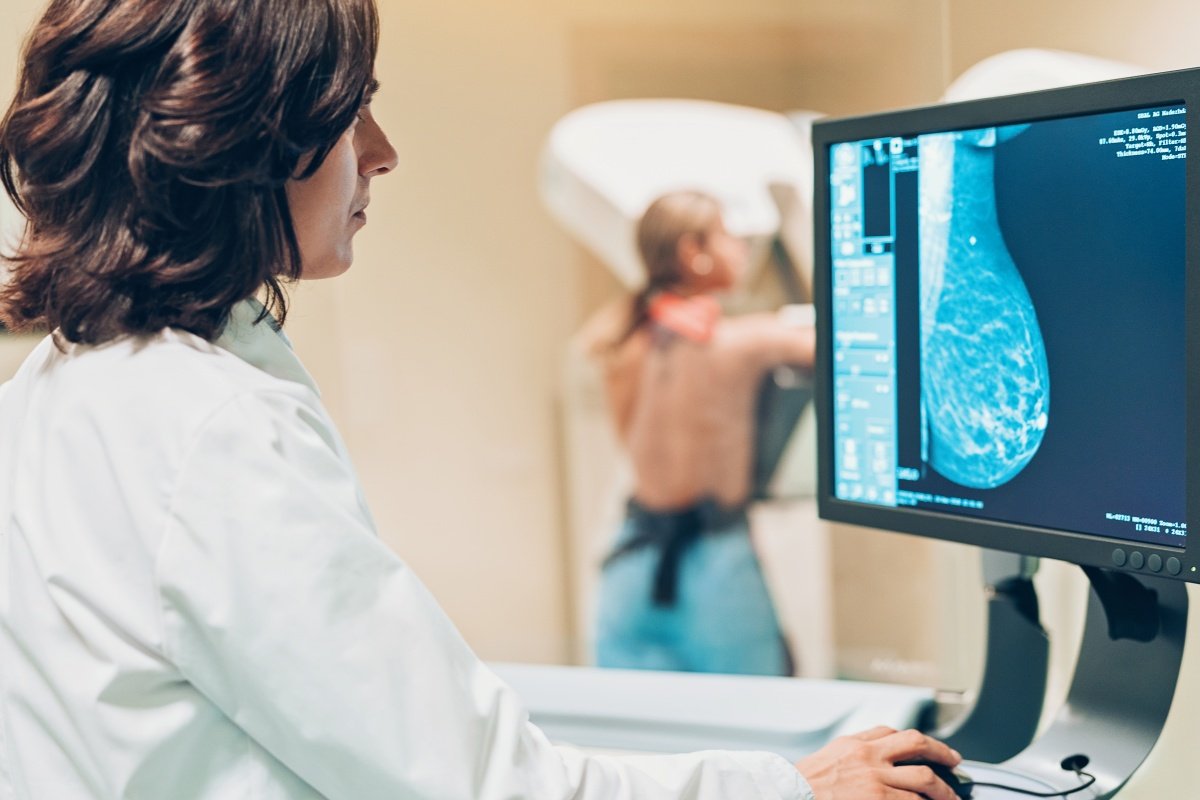 Médica faz mamografia em paciente