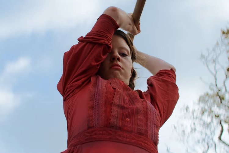 Mia Goth entrega uma atuação digna de aplausos e prêmios em Pearl, filme de terror dirigido por Ti West.