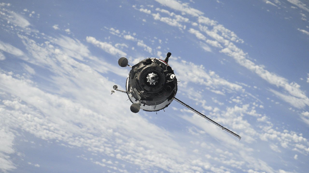 Os detritos espaciais viajam em altas velocidades e qualquer colisão, mesmo com pequenos objetos, podem causas danos graves em uma missão espacial.