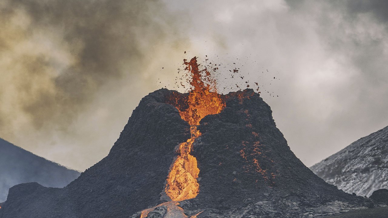 Para realizar a previsão com precisão, os cientistas analisam cristais vulcânicos presos em bolhas de dióxido de carbono.
