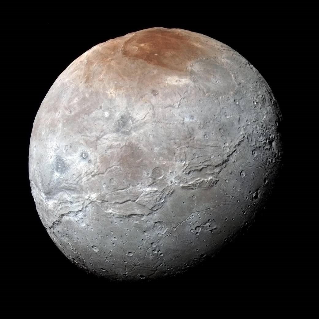 A extensa faixa de crateras no meio de Caronte, a maior lua de Plutão, pode ter se formado após o congelamento de um oceano abaixo da superfície