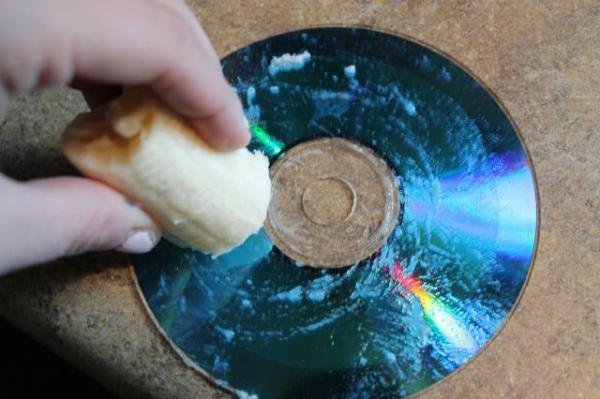 Além da pasta de dentes, uma banana também funciona para atenuar arranhões!