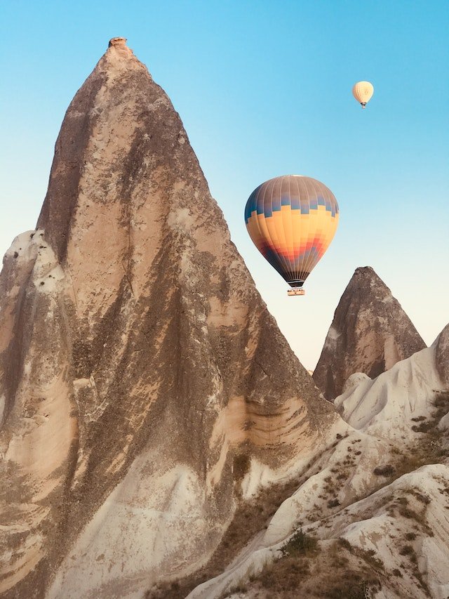 Balões de ar quente também voam por um fenômeno de densidade, mas utilizam combustível para provocar esse efeito.