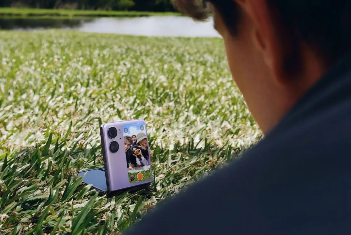 Tela externa do Oppo Find N2 Flip pode ser usado em selfies com a câmera principal.