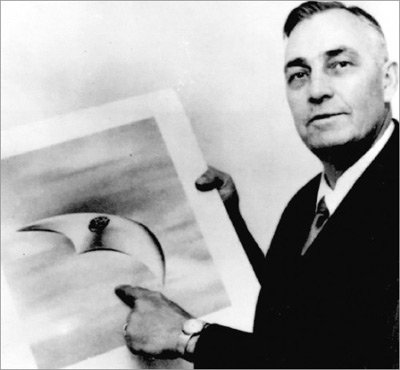 Piloto Kenneth Arnold e o desenho com a descrição do alegado OVNI observado por ele.