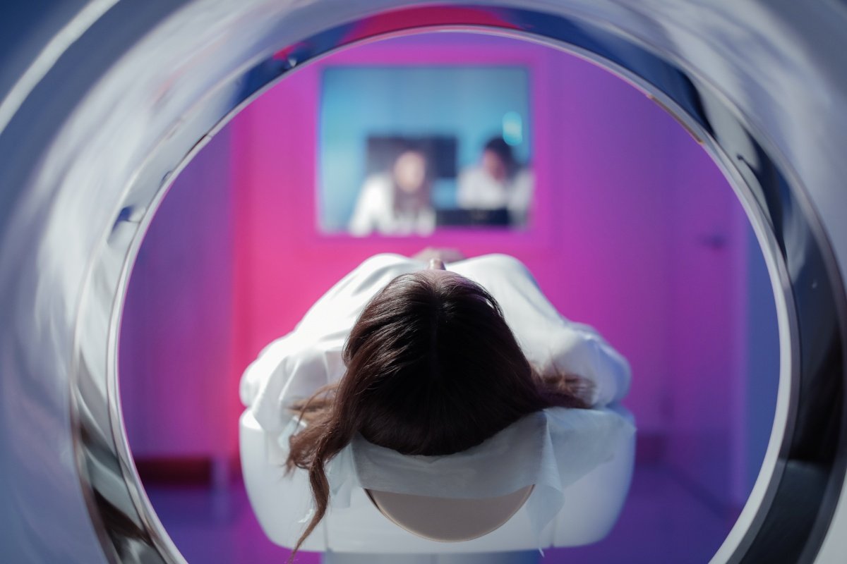 Imagem mostra criança durante exame de ressonância magnética