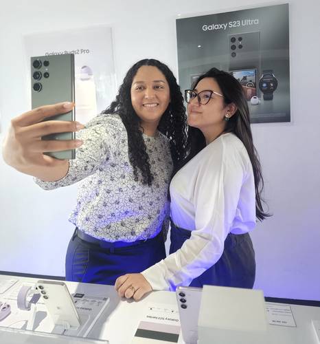 Clientes no Panamá experimentam o novo Galaxy S23 Ultra.