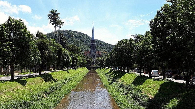 Na serra fluminense, Petrópolis guarda um dos maiores supercomputadores brasileiros (Fonte: Wikimedia Commons)