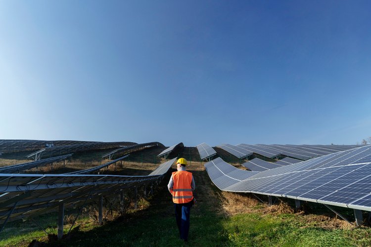 Energia solar ainda não chegou à população de baixa renda, mas novos programas podem ampliar acesso