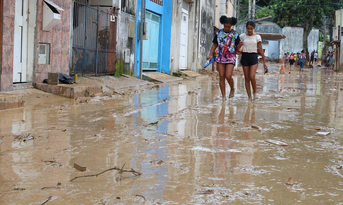 Chuva acima de 600 mm em 24h é considerada o maior temporal do Brasil. (Fonte: Rovena Rosa/Agência Brasil/Reprodução)