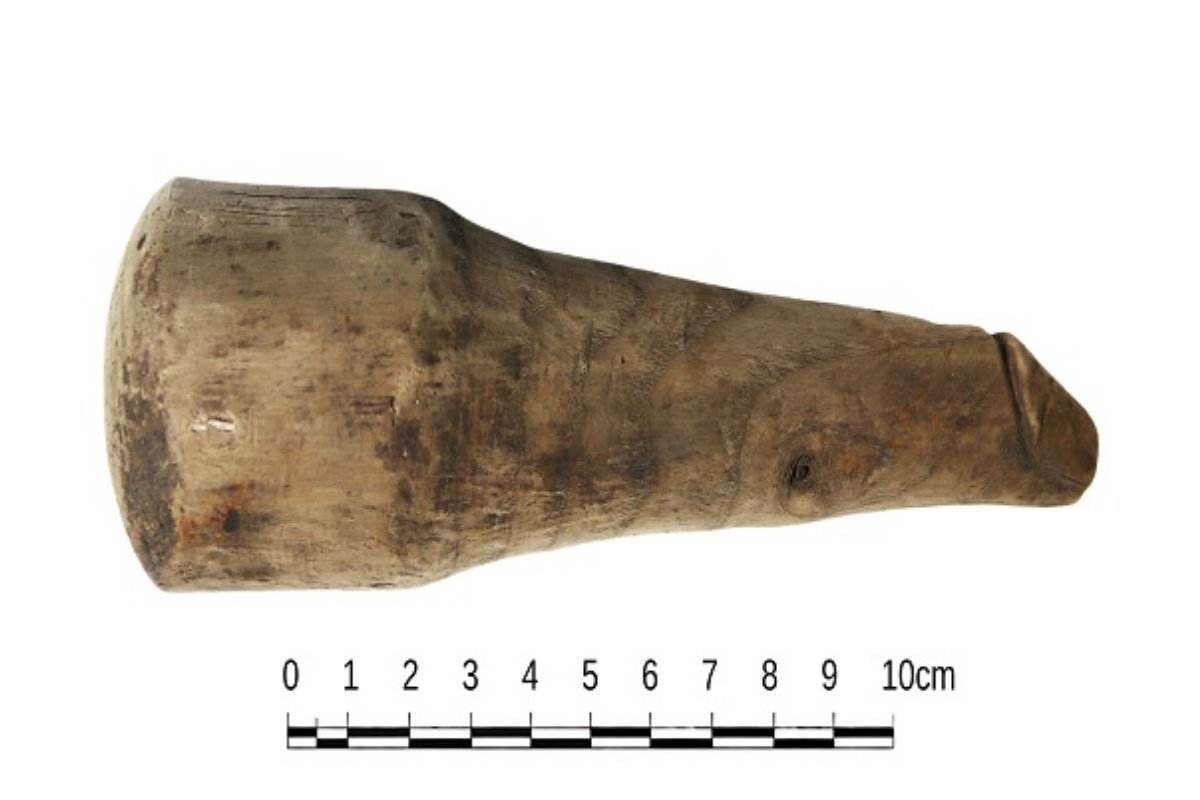 Objeto fálico encontrado no forte romano de Vindolanda, localizado onde hoje é território do Reino Unido
