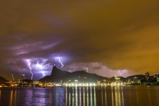 Raios caem várias vezes no mesmo lugar! O Cristo Redentor, por exemplo, recebe em média 6 descargas elétricas, anualmente.