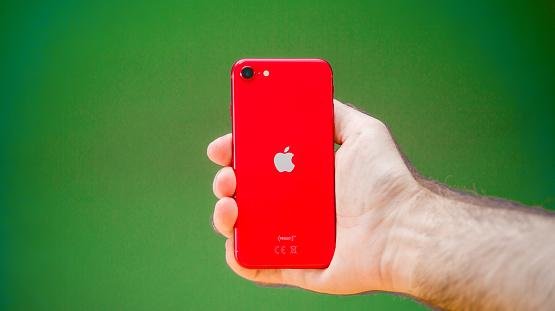 O iPhone SE 4 será lançando, de acordo com analista, e contará com chip 5G desenvolvido internamente pela Apple.