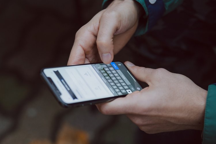 Fabricantes de smartphones e companhias telefônicas trabalham juntos com o Google para desenvolver tecnologias para celulares Android. (Fonte: Unsplash/Freestocks/Reprodução)