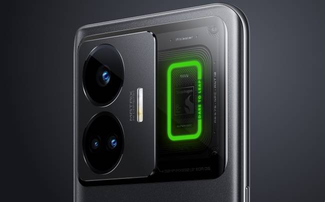 A traseira do Realme GT3 também traz novidades.