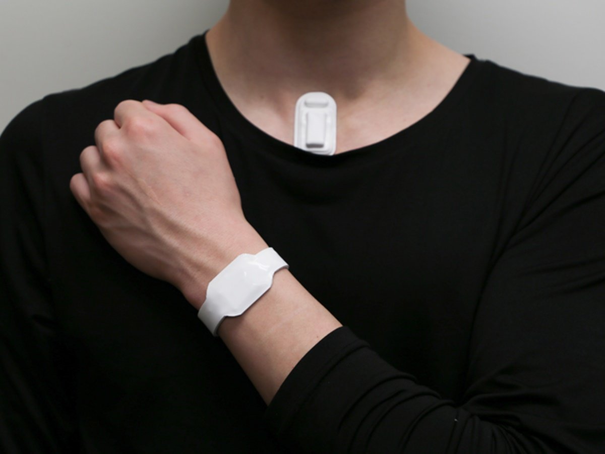 O dispositivo flexível fica acima do peito para monitorar a atividade vocal; os dados podem ser compartilhados com um relógio ou pulseira inteligente