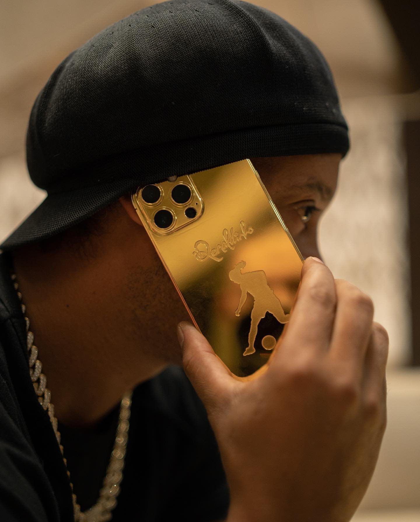 O brasileiro Ronaldinho Gaúcho possui um iPhone 13 Pro Max customizado pela iDesign Gold.