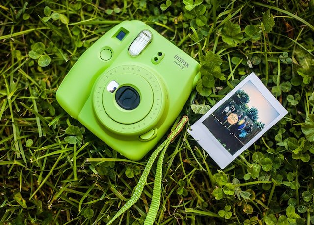 A Instax é um modelo de câmera com fotos instantâneas, similar às pioneiras Polaroids.