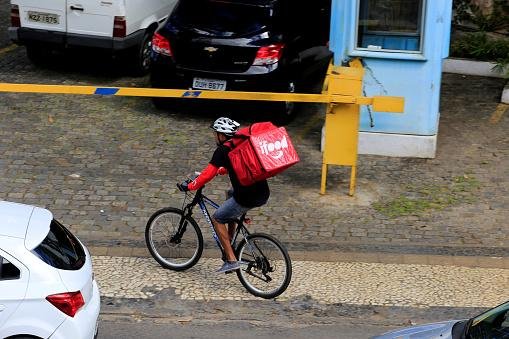 "Aqui no Rio de Janeiro, quem tem dinheiro, tem poder", disse o entregador à CNN. (Fonte: Getty Images/Reprodução)