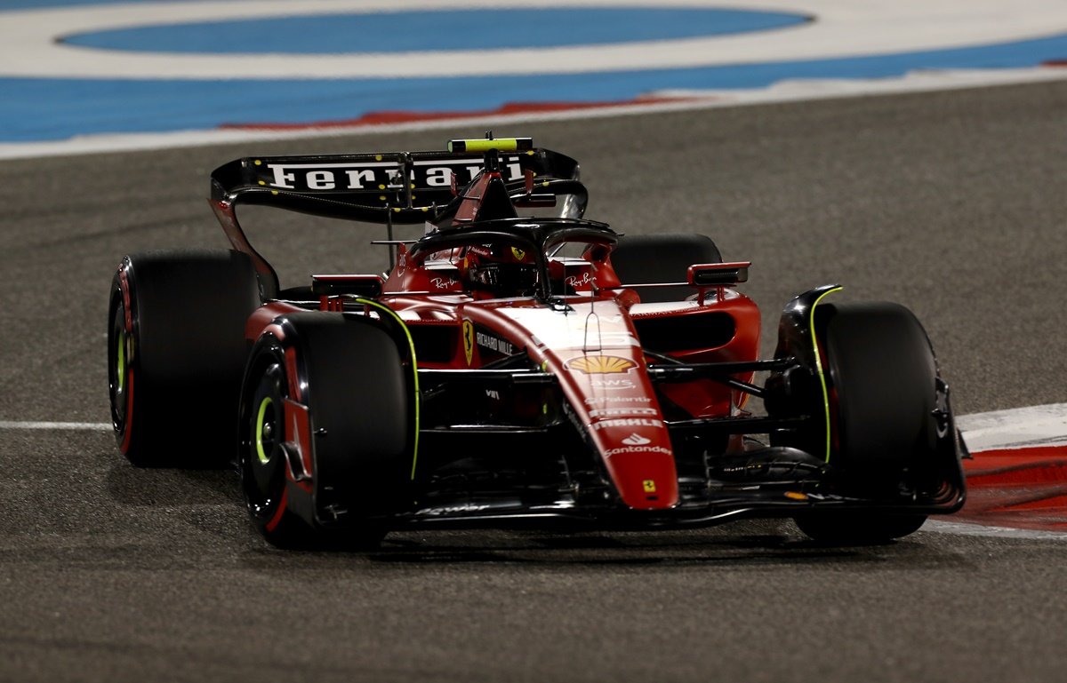 O espanhol Carlos Sainz dirige a Ferrari SF-23 durante treino na pista do Circuito Internacional do Bahrein
