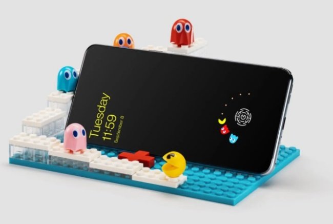 Celular estilizado com o jogo Pac-Man.