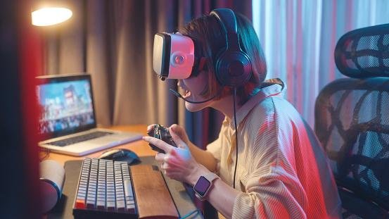 Pessoas que têm a condição também podem passar mal ao utilizar óculos de realidade virtual. (Fonte: Getty Images)