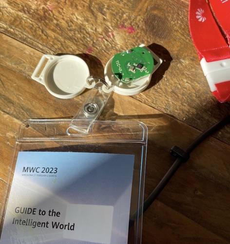 Crácha da Huawei no MWC 2023 com o dispositivo localizador.