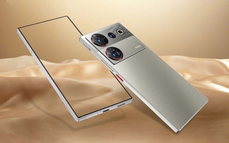 As câmeras traseiras e o sensor frontal sob a tela são os destaques do Nubia Z50 Ultra.