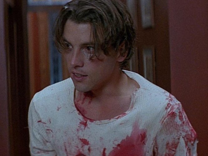 Billy Loomis interpretado por Skeet Ulrich.