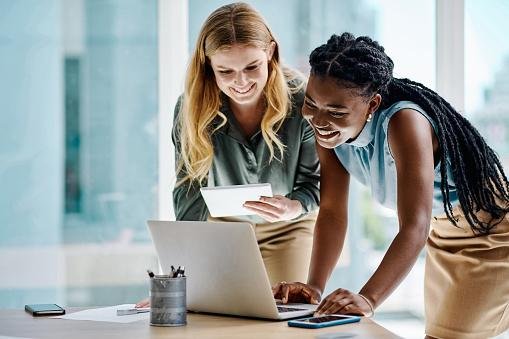 A falta de iniciativas mais inclusivas é apontada como um, dos desafios para as mulheres nas área de tecnologia.
